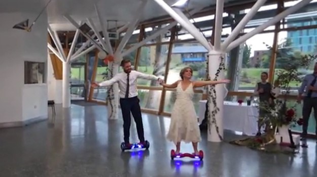 Mladenci iz budućnosti: Par izveo savršen prvi ples na električnim skuterima