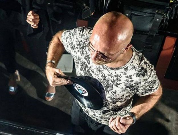 FOTO Kakav car: Slavni DJ uhvaćen kako usred nastupa pred tisućama ljudi gleda tekmu Eura