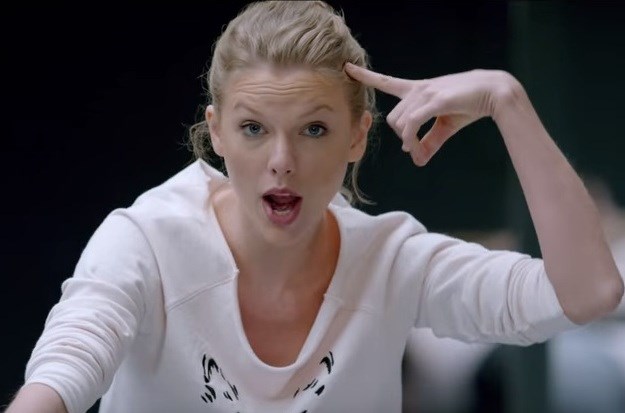Što je s glavom? Nepoznati pjevač tuži Taylor Swift da je ukrala hit "Shake It Off"