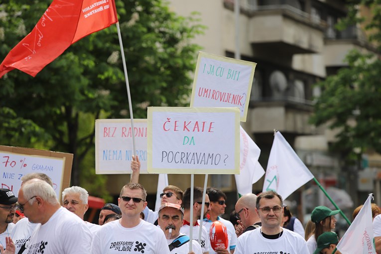 FOTO Transparenti sindikalaca na prosvjedu: "Čekate da pocrkavamo?", "Uzimate siromašnima, dajete bogatima"