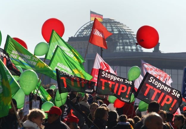 Stotine tisuća ljudi prosvjedovalo u Berlinu protiv planiranog trgovinskog sporazuma SAD-a i EU