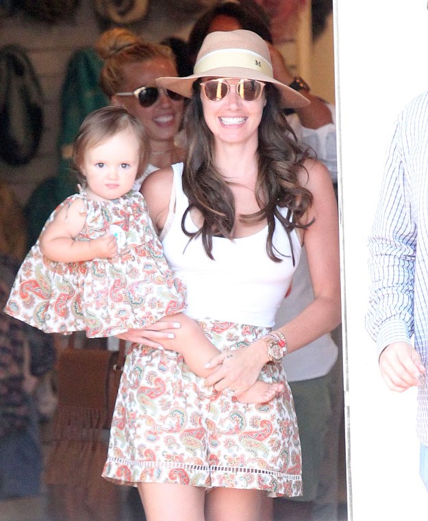 Tamara Ecclestone i mala Sophia šeću Hollywoodom u "pasent" odjeći