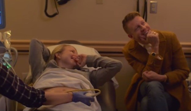 Slavni reper Macklemore emotivnim videom na YouTube-u objavio vijest kako će postati tata