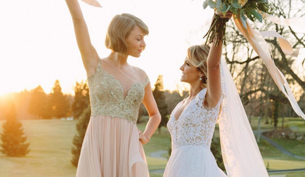 Prvi puta u ulozi kume: Taylor Swift u predivnoj haljini Reem Acra