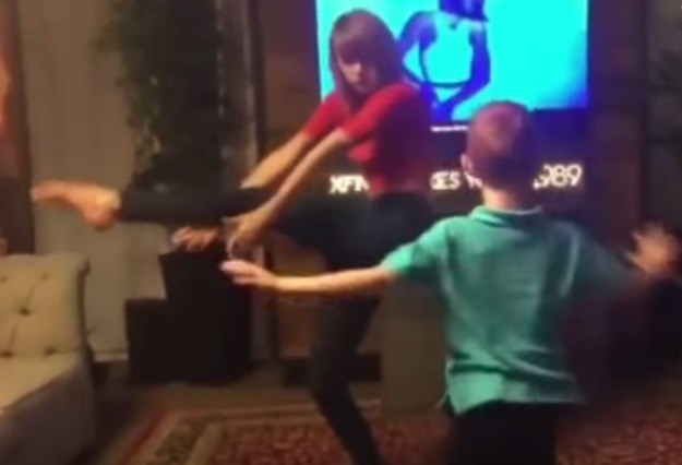 Taylor se razbacala po kući s mini obožavateljem i otkrila nove plesne pokrete