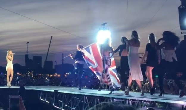 Kakva ženska ekipa: Taylor Swift u Londonu pozornicom prošetala svoje najsexy prijateljice