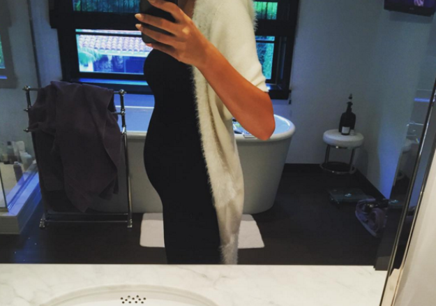 Chrissy Teigen pokazala trudnički trbuščić: Stižu li blizanci?