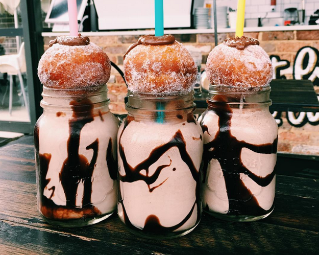 Tella Ball Shake je novi hit: Čokoladni milkshake s krafnom od Nutelle