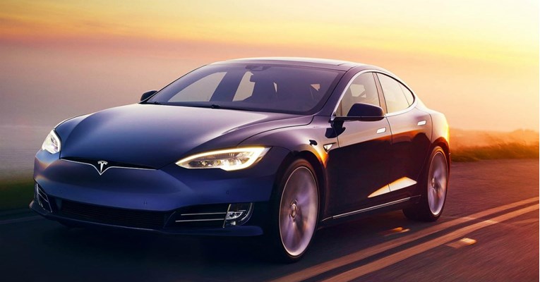 Tesla povlači 123.000 vozila zbog greške