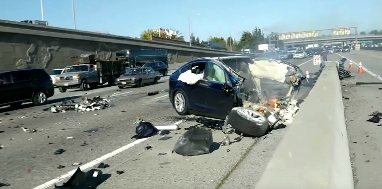 Teslin Model X zapalio se nakon teške nesreće u Kaliforniji, vozač poginuo