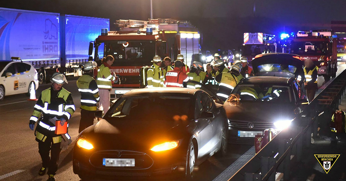 Nevjerojatna hrabrost: Žrtvovao Teslu kako bi spasio onesviještenog vozača u jurećem Volkswagenu