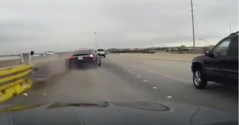 VIDEO: Teslinog vozača autopilot odveo u ogradu, a auto na popravak