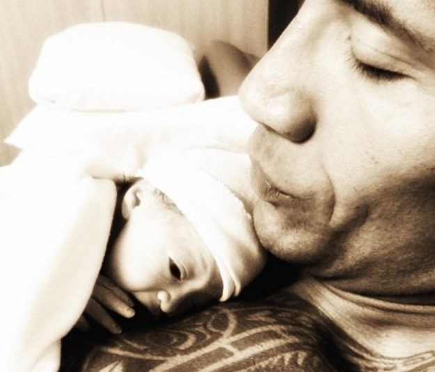 The Rock podijelio prvu fotku kćerkice te uputio snažnu poruku budućim tatama