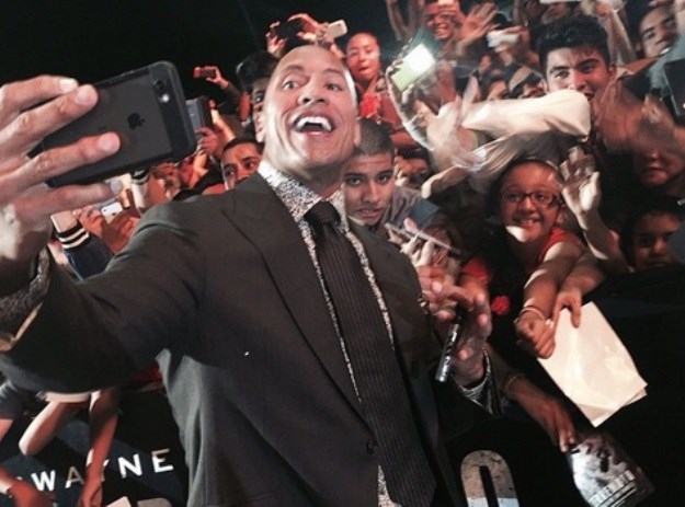 Kim, sakrij se: Dwayne "The Rock" Johnson oborio svjetski rekord u broju selfieja