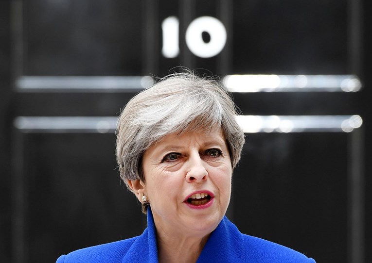 Theresa May traži spas u koaliciji sa strankom koju su osnivali bivši teroristi