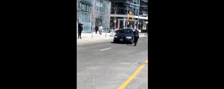 Pogledajte obračun policajca i napadača koji je kombijem gazio ljude po Torontu