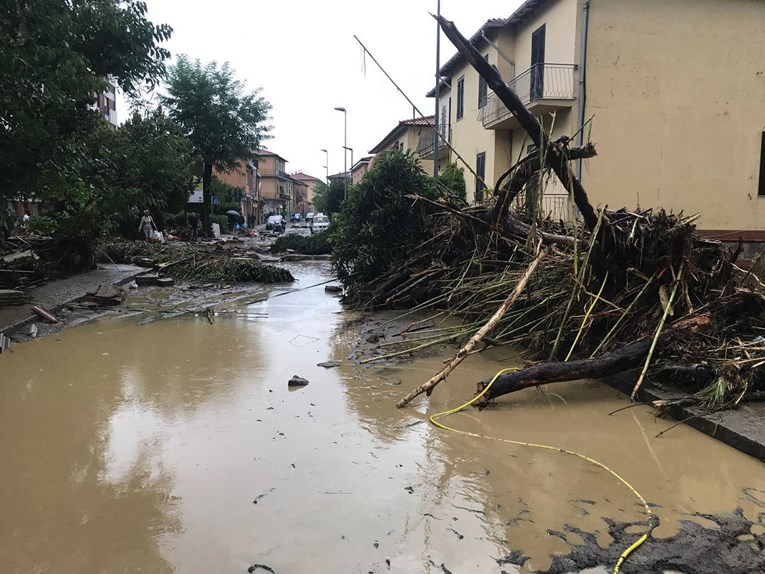 VIDEO Najmanje osam mrtvih u ogromnim poplavama u Toskani