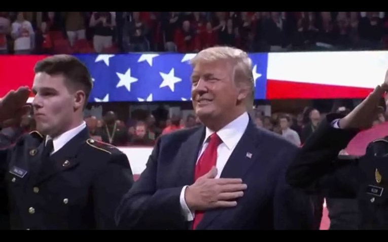 POGLEDAJTE SNIMKU Je li Trump zaboravio riječi američke himne?