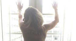 FOTO Atraktivna komičarka golom guzom Trumpu spustila kao nitko: "Ti si običan šupak"