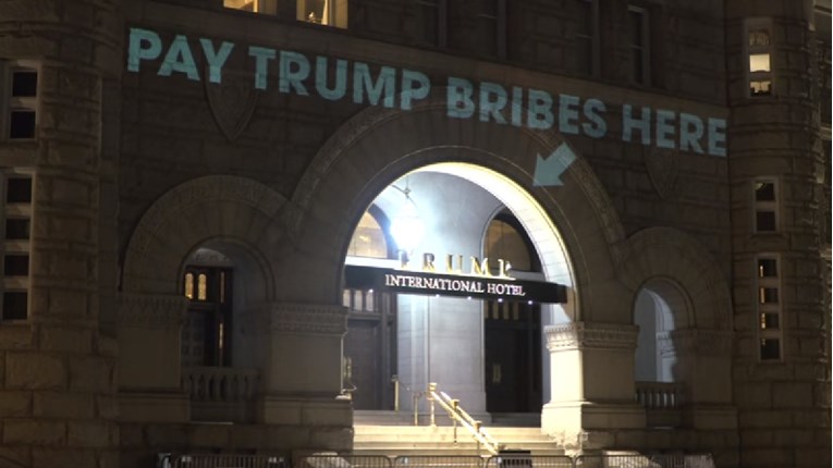 Natpis na hotelu u Washingtonu: "Ovdje uplatite mito za Trumpa"