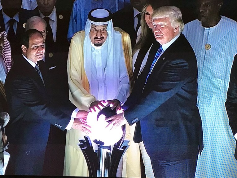 Svi pričaju o bizarnoj fotki Trumpa i svjetleće kugle, evo o čemu se radi