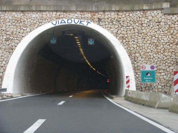 Prometna nesreća na A1: Automobil se prevrnuo u tunelu Dubrave
