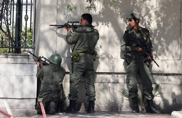 U sukobima u Tunisu ranjeno šest policajaca