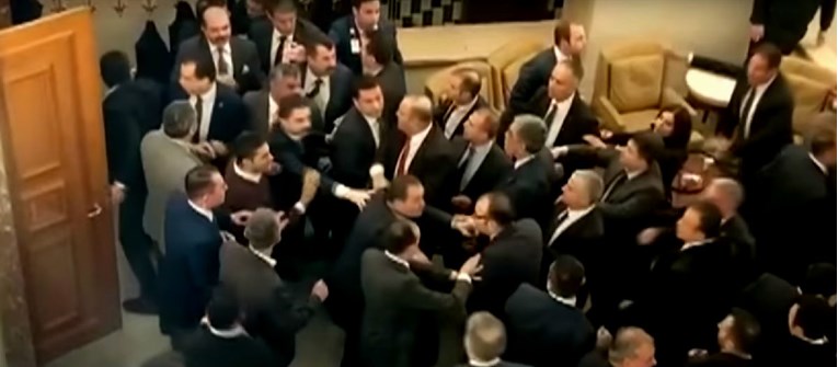 VIDEO Potukli se zastupnici u turskom parlamentu
