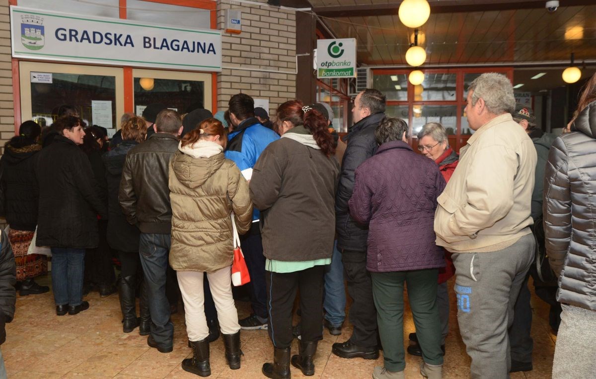 Redovi pred gradskim blagajnama u Sisku, umirovljenici i nezaposleni dobivaju uskrsnicu