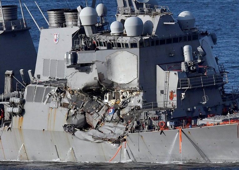 VIDEO Iz američkog razarača koji se sudario izvučena tijela mornara