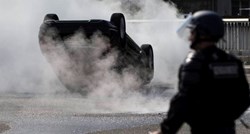 Kaos u Parizu: Taksisti ustali protiv Ubera, spaljuju i prevrću automobile, na ulicama policija