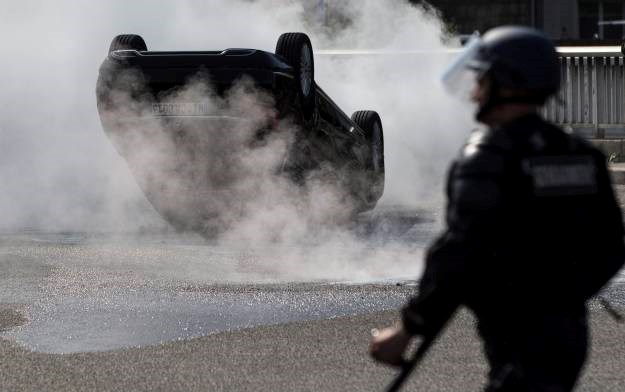 Kaos u Parizu: Taksisti ustali protiv Ubera, spaljuju i prevrću automobile, na ulicama policija