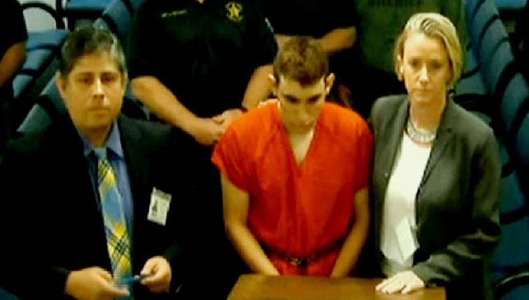 Monstrum s Floride u lancima na sudu: Ubio je 17 ljudi, pa sjeo u McDonalds
