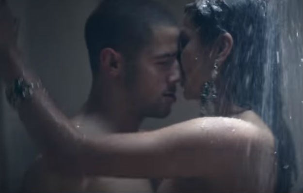 Seks pod tušem: Izašao vrući spot Nicka Jonasa sa Shay Mitchell za pjesmu "Under You"