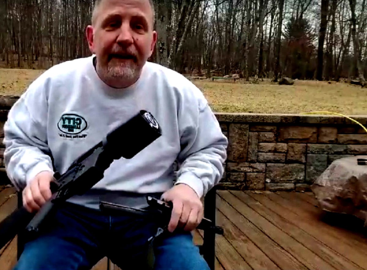 REAKCIJA NA MASAKR Internetom se šire snimke Amerikanaca koji uništavaju svoje puške