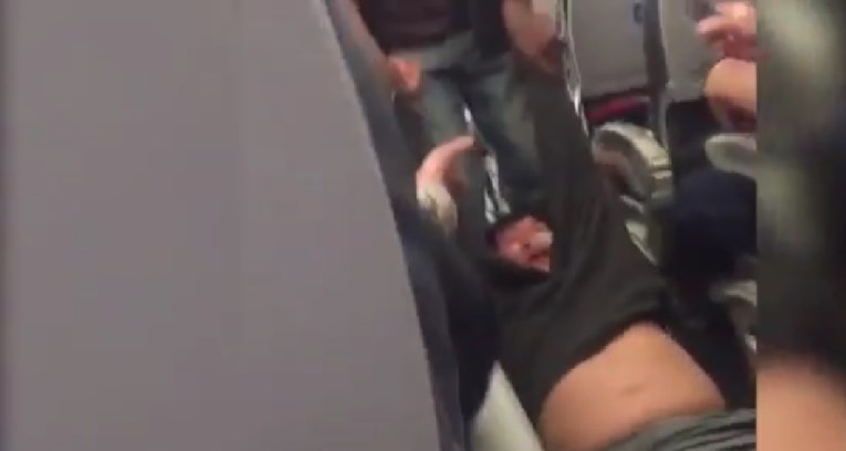 Divljački izbacili putnika iz aviona pa se ispričali: "Nitko ne bi smio biti ovako tretiran"