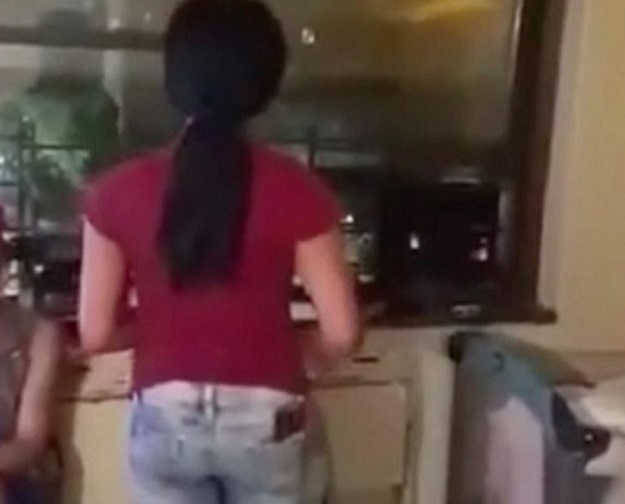VIDEO Majka uhvatila djevojku koja je pružala oralni seks njenom sinu u punoj sobi i totalno pukla
