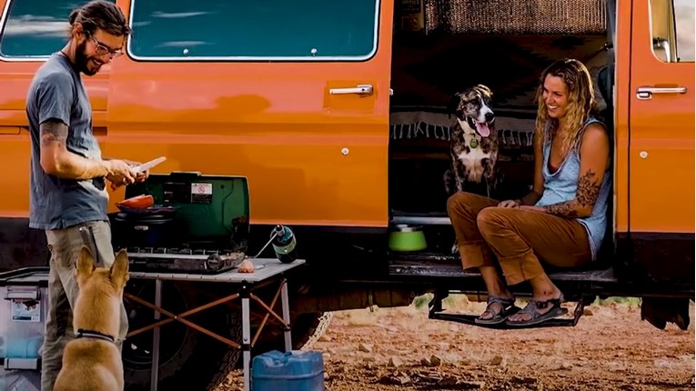 VIDEO Ovi ljudi preselili su se u kombi da bi usrećili udomljene pse