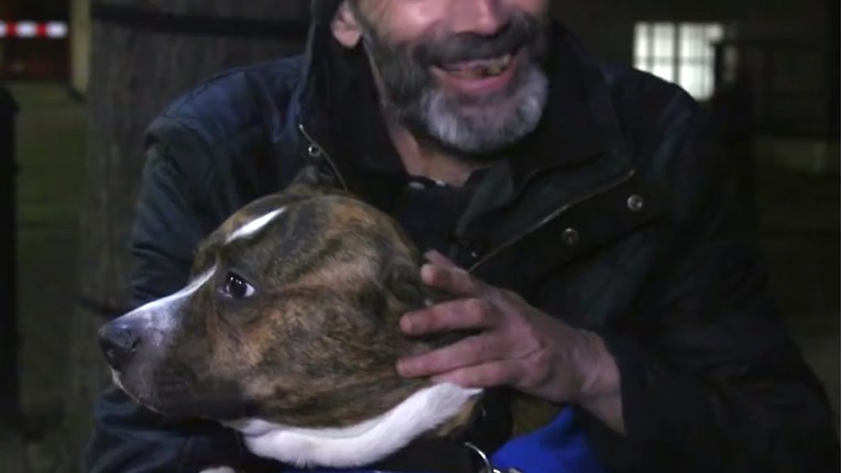 VIDEO Ovaj pas je spasio život svom čovjeku koji je beskućnik