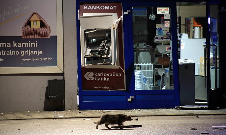 VIDEO Karlovčane usred noći probudila snažna eksplozija, lopovi raznijeli bankomat