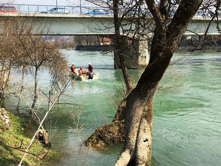 Nastavlja se potraga za 16-godišnjim Frankom koji je prije dva dana pao u Visovačko jezero, stižu vojnici sa sonarom