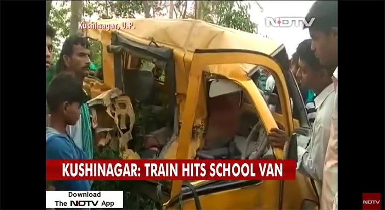U Indiji vlak naletio na školski autobus, poginulo 13 djece