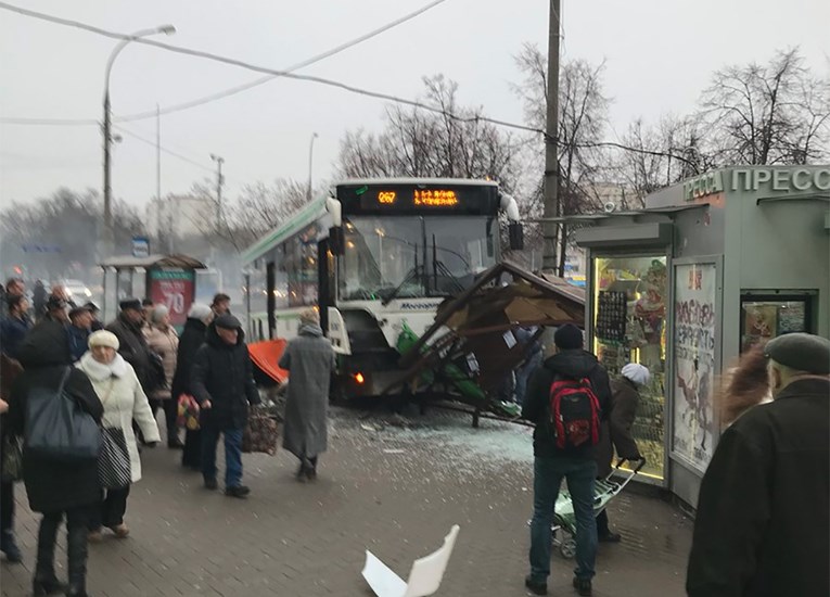 Troje ozlijeđenih u Moskvi, opet je u nesreći sudjelovao autobus, zabio se u stanicu