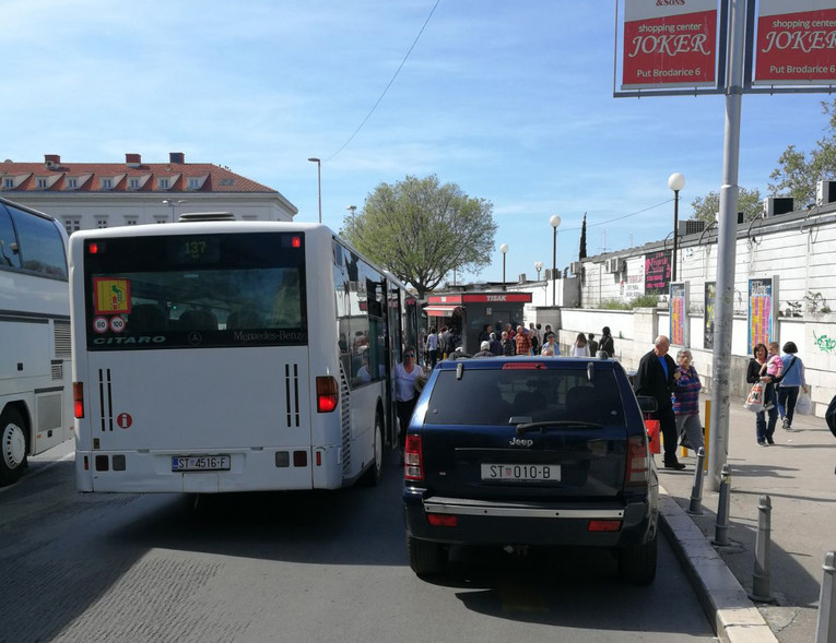FOTO Savjetnik splitskog župana parkirao na autobusnom stajalištu