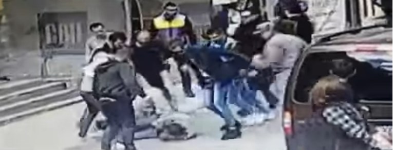 VIDEO Muškarac u Novom Pazaru nasred ulice udario ženu, prolaznici ubili boga u njemu