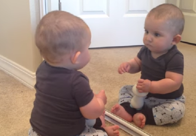 Beba nakon šišanja ne prepoznaje svoj odraz u ogledalu