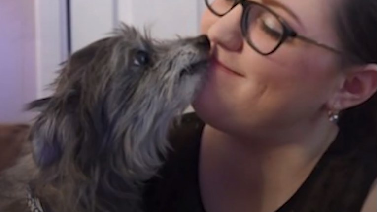 VIDEO Kad je imala 14 godina, ova djevojčica morala je napustiti svog psa
