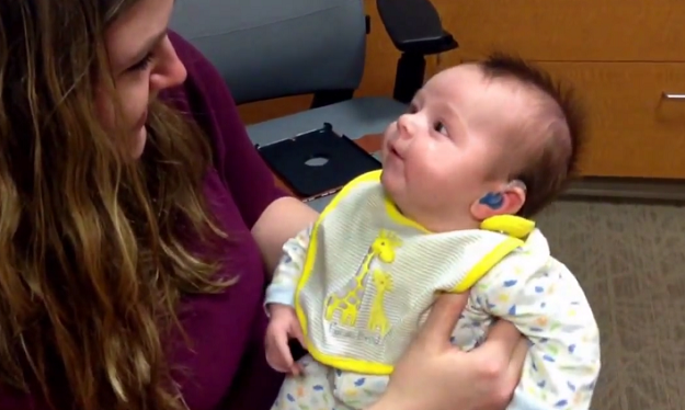 Beba prvi put začula glas svoje mame: Pogledajte reakciju!