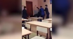 UZNEMIRUJUĆI VIDEO Školarka u šali zalila vodom 15-godišnjeg kolegu, on je divljački prebio