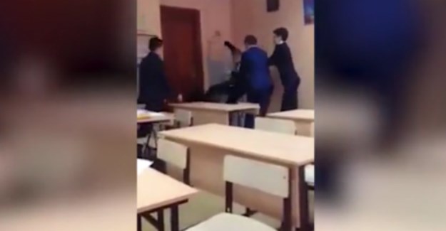 UZNEMIRUJUĆI VIDEO Školarka u šali zalila vodom 15-godišnjeg kolegu, on je divljački prebio